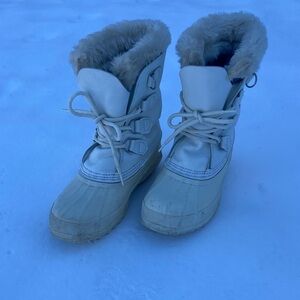 Sorel White Women mid calf Snow Boots Size 7